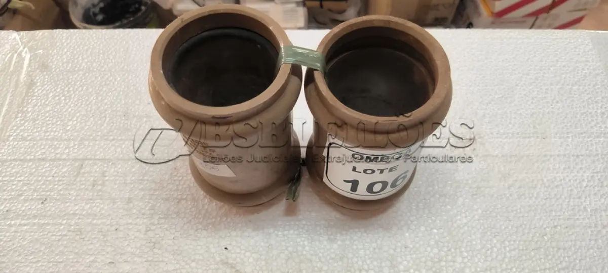 LOTE 106 - 02 LUVAS DE CORRER COM ANEL Ø 75MM PVC MARROM. (NO ESTADO EM QUE SE ENCONTRA. SUJEITO A AVARIAS OCULTAS/VISÍVEIS.)