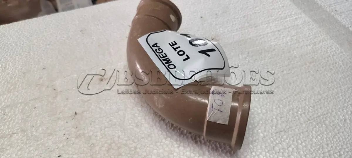 LOTE 101 - 01 CURVA CURTA 90º SOLD. Ø 60 - PVC MARROM. (NO ESTADO EM QUE SE ENCONTRA. SUJEITO A AVARIAS OCULTAS/VISÍVEIS.)