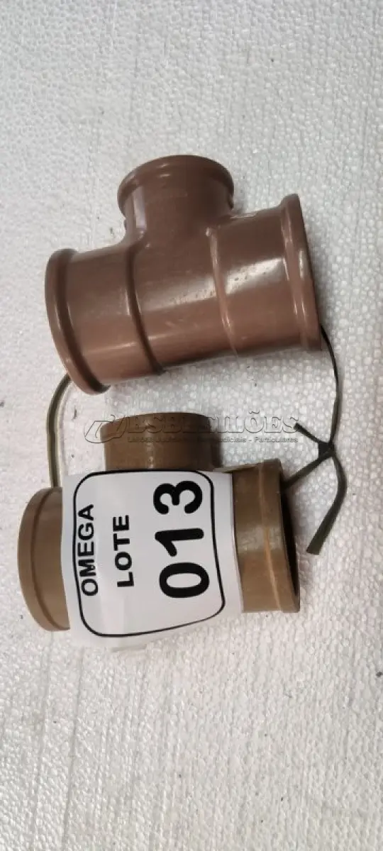 LOTE 013 - 02 TÊ COM REDUÇÃO SOLCDÁVEL Ø 75 X 60MM - PVC MARROM. (NO ESTADO EM QUE SE ENCONTRA. SUJEITO A AVARIAS OCULTAS/VISÍVEIS.)