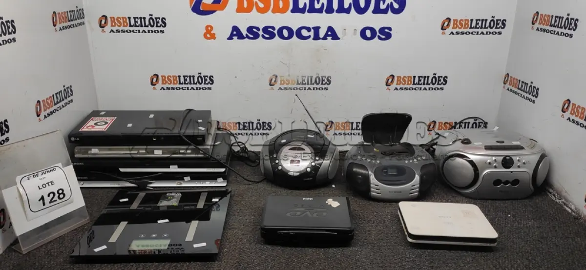 LOTE 128 - 01 BALANÇA CORPORAL, 03 APARELHOS DE SOM PORTÁTIL E 06 APARELHOS DE DVD DE MARCAS E MODELOS DIVERSOS. (NO ESTADO) ATENÇÃO! FAZER A VISITAÇÃO ANTES DE ARREMATAR, NÃO SABEMOS SE FUNCIONA, LEILÃO NÃO TEM GARANTIA E NEM DEVOLUÇÃO, SUJEITO A POSSÍVEIS AVARIAS VISÍVEIS/OCULTAS E/OU AUSÊNCIA DE COMPONENTES.