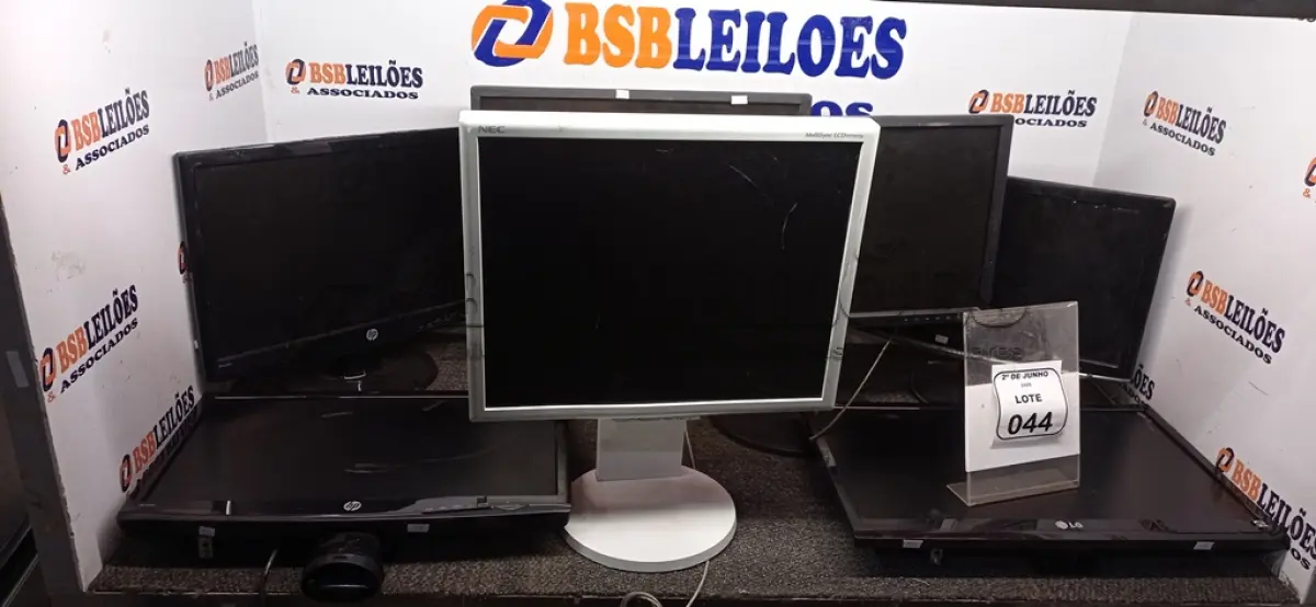 LOTE 044 - 07 MONITORES DE MARCAS E MODELOS DIVERSOS. (NO ESTADO) ATENÇÃO! FAZER A VISITAÇÃO ANTES DE ARREMATAR, NÃO SABEMOS SE FUNCIONA, LEILÃO NÃO TEM GARANTIA E NEM DEVOLUÇÃO, SUJEITO A POSSÍVEIS AVARIAS VISÍVEIS/OCULTAS E/OU AUSÊNCIA DE COMPONENTES.