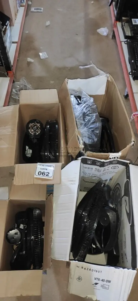 LOTE 062 - 04 VENTILADORES 220V MARCA MONDIAL DESMONTADOS INCOMPLETOS. (NO ESTADO) ATENÇÃO! FAZER A VISITAÇÃO ANTES DE ARREMATAR, NÃO SABEMOS SE FUNCIONA, LEILÃO NÃO TEM GARANTIA E NEM DEVOLUÇÃO, SUJEITO A POSSÍVEIS AVARIAS VISÍVEIS/OCULTAS E/OU AUSÊNCIA DE COMPONENTES.