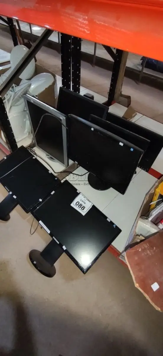 LOTE 088 - 07 MONITORES DE MARCAS E MODELOS DIVERSOS. (NO ESTADO) ATENÇÃO! FAZER A VISITAÇÃO ANTES DE ARREMATAR, NÃO SABEMOS SE FUNCIONA, LEILÃO NÃO TEM GARANTIA E NEM DEVOLUÇÃO, SUJEITO A POSSÍVEIS AVARIAS VISÍVEIS/OCULTAS E/OU AUSÊNCIA DE COMPONENTES.