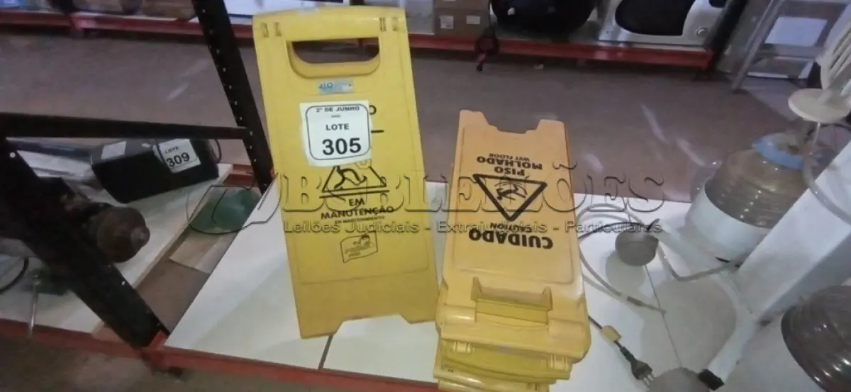 LOTE 305 - 10 PLACAS DE AVISO PARA PISOS MOLHADOS. (NO ESTADO) ATENÇÃO! FAZER A VISITAÇÃO ANTES DE ARREMATAR, NÃO SABEMOS SE FUNCIONA, LEILÃO NÃO TEM GARANTIA E NEM DEVOLUÇÃO, SUJEITO A POSSÍVEIS AVARIAS VISÍVEIS/OCULTAS E/OU AUSÊNCIA DE COMPONENTES.
