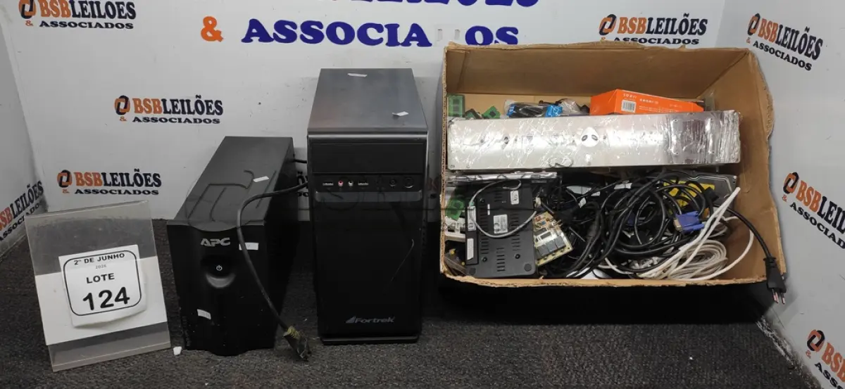 LOTE 124 - 01 GERENCIADOR DE ENERGIA MODELO PM-2.2 MARCAS PENTACUSTICA, 01 GABINETE, 01 NOBREAK DE 1.500VA, 01 FONTE UNIVERSAL MARCA MULTILASER, VÁRIAS MEMÓRIAS DE PC, ROTEADORES, ADAPTADORES DE REDE CABOS E ELETRÔNICOS DIVERSOS. (NO ESTADO) ATENÇÃO! FAZER A VISITAÇÃO ANTES DE ARREMATAR, NÃO SABEMOS SE FUNCIONA, LEILÃO NÃO TEM GARANTIA E NEM DEVOLUÇÃO, SUJEITO A POSSÍVEIS AVARIAS VISÍVEIS/OCULTAS E/OU AUSÊNCIA DE COMPONENTES.