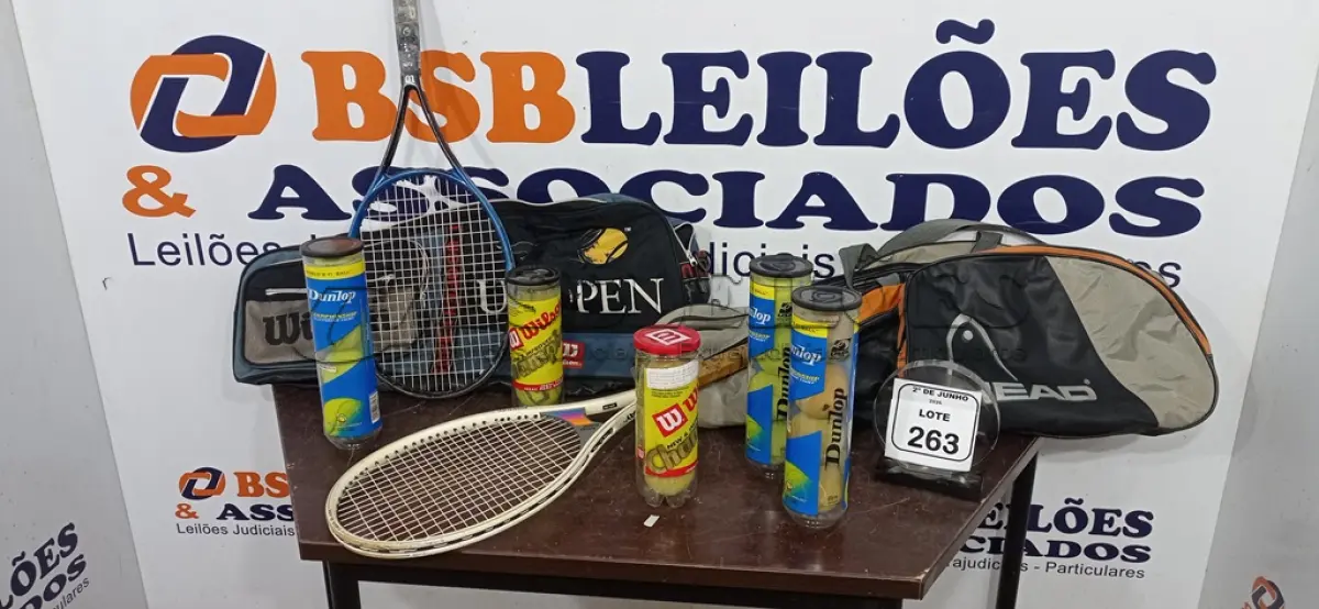 LOTE 263 - 02 RAQUETES DE TÊNIS PROFISSIONAIS. (NO ESTADO) ATENÇÃO! FAZER A VISITAÇÃO ANTES DE ARREMATAR, NÃO SABEMOS SE FUNCIONA, LEILÃO NÃO TEM GARANTIA E NEM DEVOLUÇÃO, SUJEITO A POSSÍVEIS AVARIAS VISÍVEIS/OCULTAS E/OU AUSÊNCIA DE COMPONENTES.