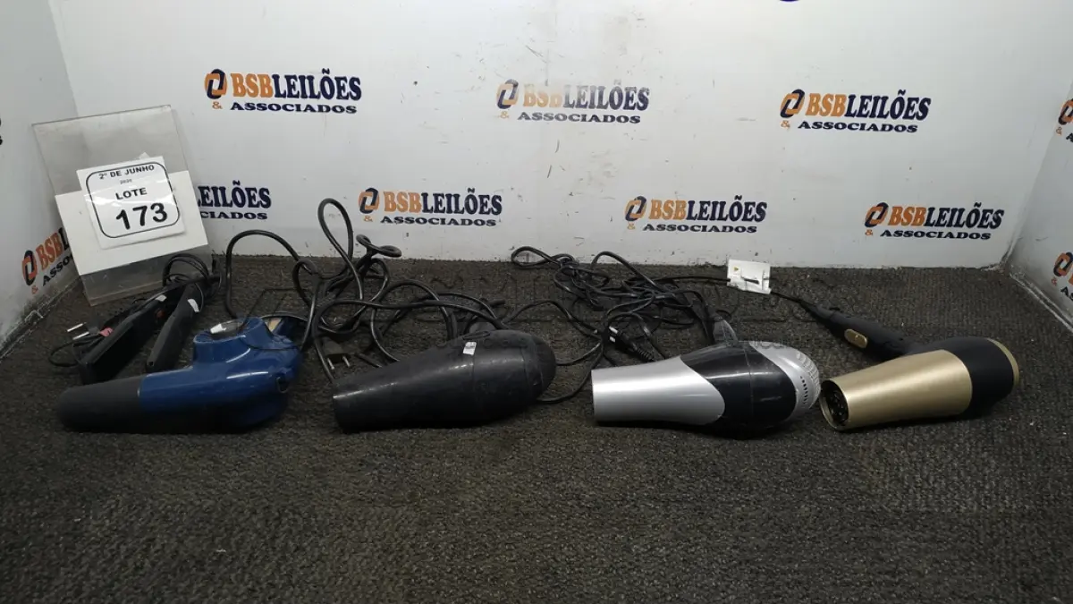 LOTE 173 - 01 PRANCHA DE CABELO E 04 SECADORES DE CABELO DE MARCAS E MODELOS DIVERSOS. (NO ESTADO) ATENÇÃO! FAZER A VISITAÇÃO ANTES DE ARREMATAR, NÃO SABEMOS SE FUNCIONA, LEILÃO NÃO TEM GARANTIA E NEM DEVOLUÇÃO, SUJEITO A POSSÍVEIS AVARIAS VISÍVEIS/OCULTAS E/OU AUSÊNCIA DE COMPONENTES.