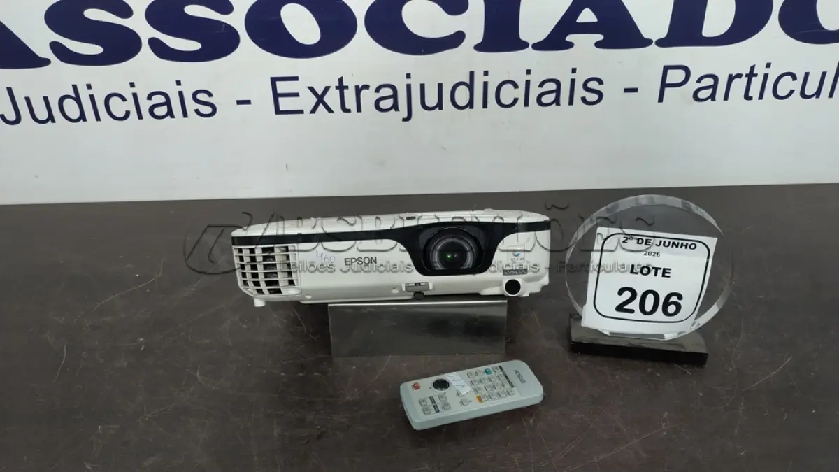 LOTE 206 - 01 PROJETOR COM CONTROLE MARCA EPSON. (NO ESTADO) ATENÇÃO! FAZER A VISITAÇÃO ANTES DE ARREMATAR, NÃO SABEMOS SE FUNCIONA, LEILÃO NÃO TEM GARANTIA E NEM DEVOLUÇÃO, SUJEITO A POSSÍVEIS AVARIAS VISÍVEIS/OCULTAS E/OU AUSÊNCIA DE COMPONENTES.