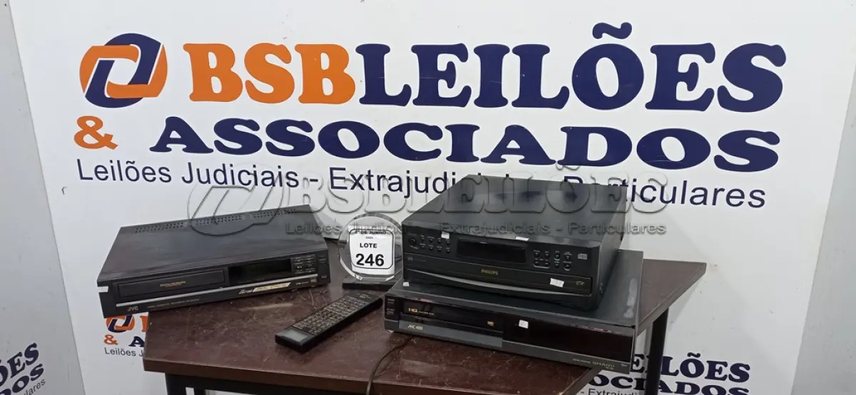 LOTE 246 - 01 CD PLAYER MODELO  CDC 265 MARCA PHILIPS E 02 APARELHOS DE VIDEO CASSETE MARCAS JVC E SHARP. (NO ESTADO) ATENÇÃO! FAZER A VISITAÇÃO ANTES DE ARREMATAR, NÃO SABEMOS SE FUNCIONA, LEILÃO NÃO TEM GARANTIA E NEM DEVOLUÇÃO, SUJEITO A POSSÍVEIS AVARIAS VISÍVEIS/OCULTAS E/OU AUSÊNCIA DE COMPONENTES.