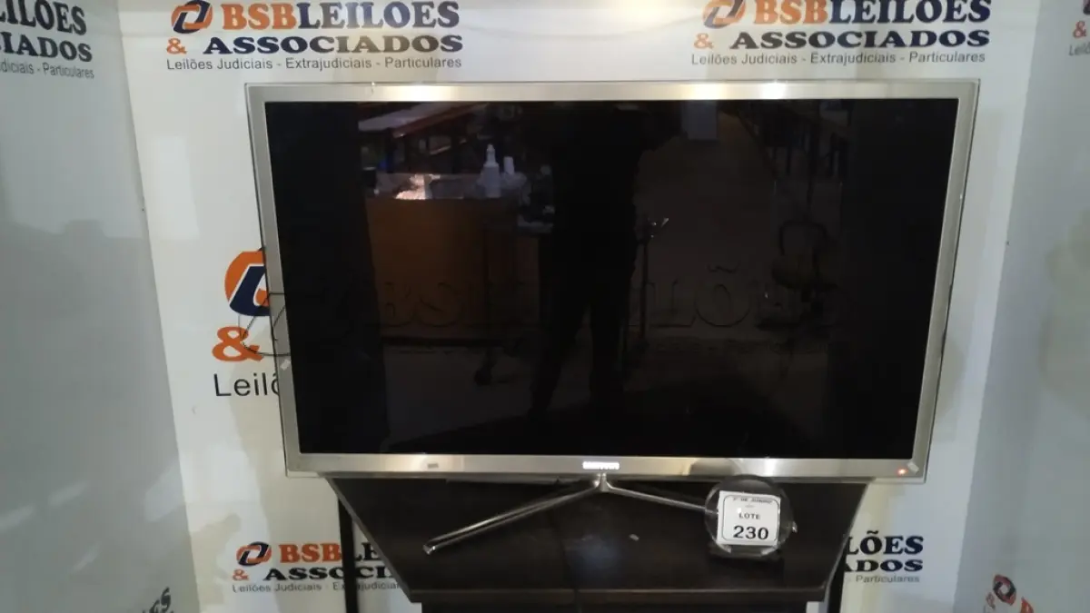 LOTE 230 - 01 TV 55’’ MARCA SAMSUNG. (NO ESTADO) ATENÇÃO! FAZER A VISITAÇÃO ANTES DE ARREMATAR, NÃO SABEMOS SE FUNCIONA, LEILÃO NÃO TEM GARANTIA E NEM DEVOLUÇÃO, SUJEITO A POSSÍVEIS AVARIAS VISÍVEIS/OCULTAS E/OU AUSÊNCIA DE COMPONENTES.