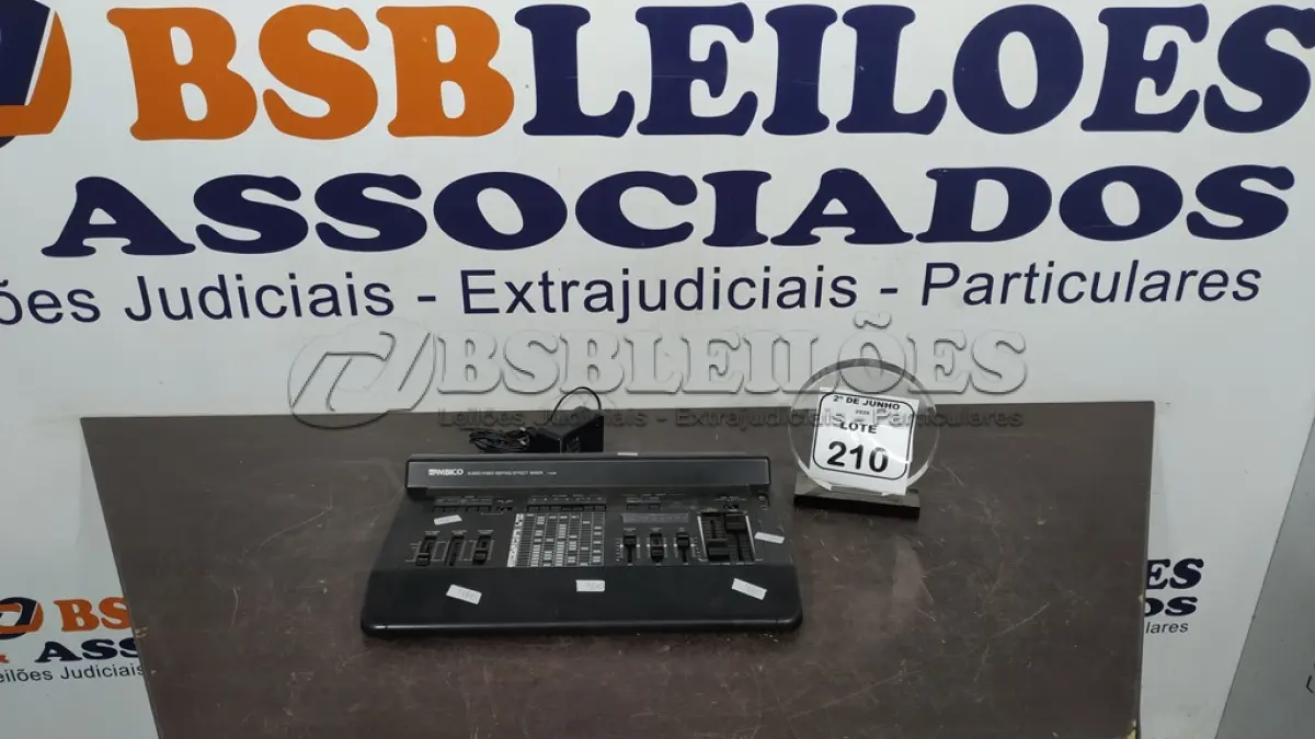 LOTE 210 - 01 MIXER DE EFEITOS ÁUDIO E VÍDEO MODELO V-6300 MARCA AMBICO. (NO ESTADO) ATENÇÃO! FAZER A VISITAÇÃO ANTES DE ARREMATAR, NÃO SABEMOS SE FUNCIONA, LEILÃO NÃO TEM GARANTIA E NEM DEVOLUÇÃO, SUJEITO A POSSÍVEIS AVARIAS VISÍVEIS/OCULTAS E/OU AUSÊNCIA DE COMPONENTES.