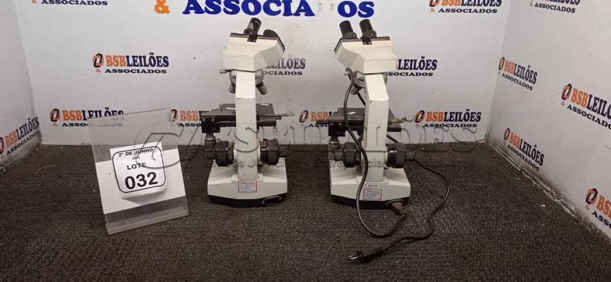 LOTE 032 - 02 MICROSCÓPIOS. (NO ESTADO) ATENÇÃO! FAZER A VISITAÇÃO ANTES DE ARREMATAR, NÃO SABEMOS SE FUNCIONA, LEILÃO NÃO TEM GARANTIA E NEM DEVOLUÇÃO, SUJEITO A POSSÍVEIS AVARIAS VISÍVEIS/OCULTAS E/OU AUSÊNCIA DE COMPONENTES.