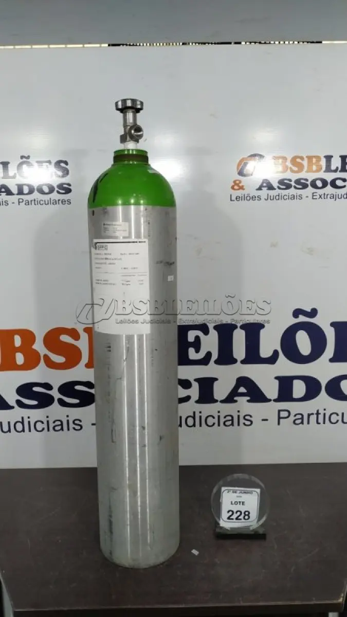 LOTE 228 - 01 CILINDRO PARA OXIGÊNIO 13.7MM 24,2KG 20L. (NO ESTADO) ATENÇÃO! FAZER A VISITAÇÃO ANTES DE ARREMATAR, NÃO SABEMOS SE FUNCIONA, LEILÃO NÃO TEM GARANTIA E NEM DEVOLUÇÃO, SUJEITO A POSSÍVEIS AVARIAS VISÍVEIS/OCULTAS E/OU AUSÊNCIA DE COMPONENTES.