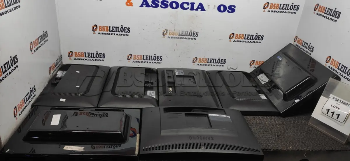 LOTE 111 - 07 MONITORES DE MARCAS E MODELOS DIVERSOS. (NO ESTADO) ATENÇÃO! FAZER A VISITAÇÃO ANTES DE ARREMATAR, NÃO SABEMOS SE FUNCIONA, LEILÃO NÃO TEM GARANTIA E NEM DEVOLUÇÃO, SUJEITO A POSSÍVEIS AVARIAS VISÍVEIS/OCULTAS E/OU AUSÊNCIA DE COMPONENTES.