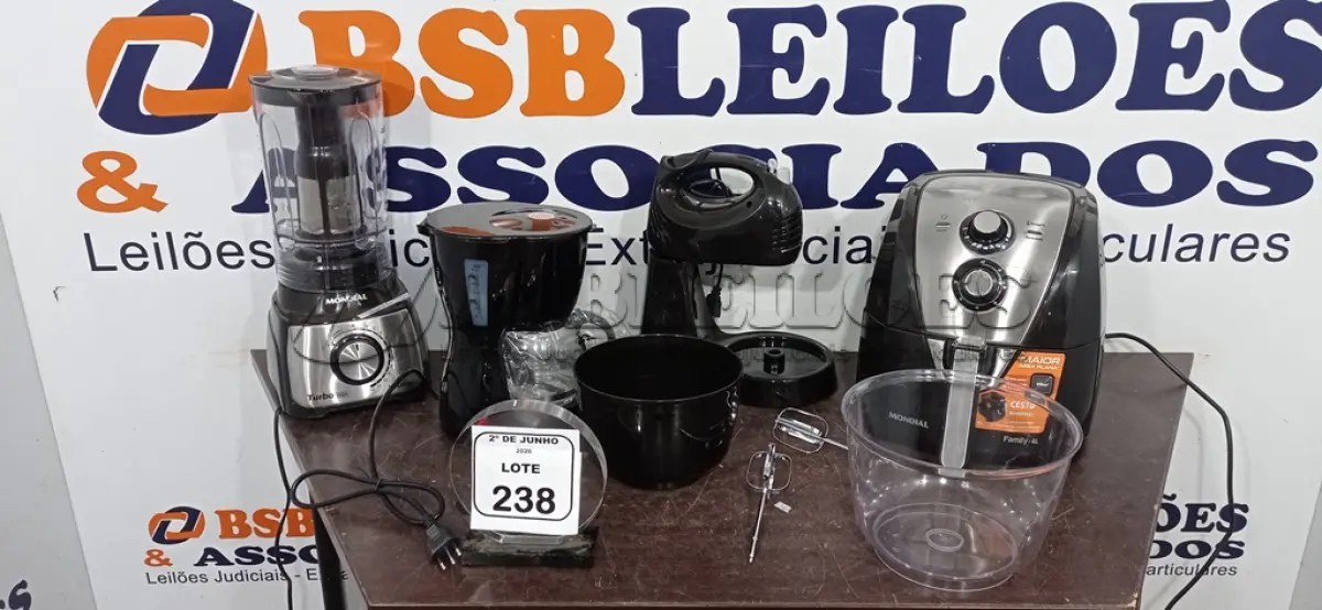 LOTE 238 - 01 LIQUIDIFICADOR 220V MARCA MONDIAL, 01 AIR FRYER 4L 22V MARCA MONDIAL, 01 CAFETEIRA 220VMARCA MONDIAL E 01 BATEDEIRA 220V MARCA MONDIAL. (NO ESTADO) ATENÇÃO! FAZER A VISITAÇÃO ANTES DE ARREMATAR, NÃO SABEMOS SE FUNCIONA, LEILÃO NÃO TEM GARANTIA E NEM DEVOLUÇÃO, SUJEITO A POSSÍVEIS AVARIAS VISÍVEIS/OCULTAS E/OU AUSÊNCIA DE COMPONENTES.