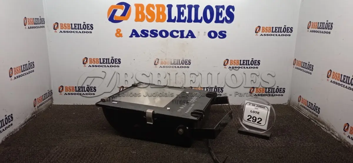 LOTE 292 - 01 REFLETOR 400W MARCA EXPOLUMEN. (NO ESTADO) ATENÇÃO! FAZER A VISITAÇÃO ANTES DE ARREMATAR, NÃO SABEMOS SE FUNCIONA, LEILÃO NÃO TEM GARANTIA E NEM DEVOLUÇÃO, SUJEITO A POSSÍVEIS AVARIAS VISÍVEIS/OCULTAS E/OU AUSÊNCIA DE COMPONENTES.