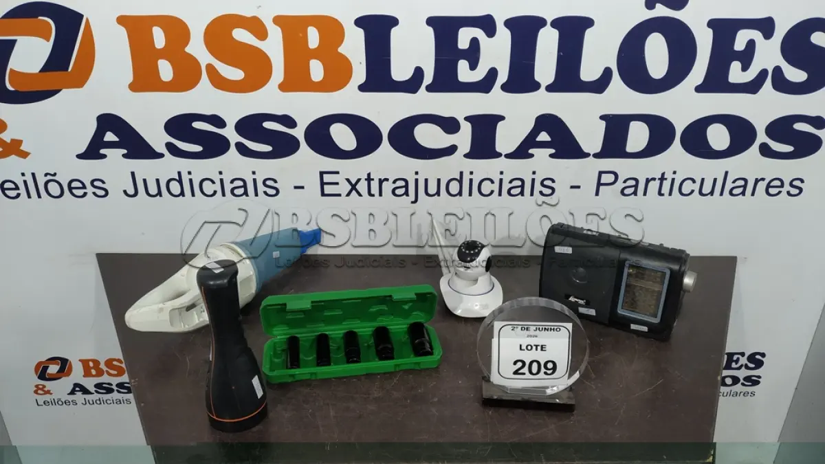 LOTE 209 - 01 CÂMERA WIFI, 01 KIT DE SOQUETE DE IMPACTO, 01 RÁDIO PORTATIL ANTIGO E 01 LANTERNA RECARREGÁVEL. (NO ESTADO) ATENÇÃO! FAZER A VISITAÇÃO ANTES DE ARREMATAR, NÃO SABEMOS SE FUNCIONA, LEILÃO NÃO TEM GARANTIA E NEM DEVOLUÇÃO, SUJEITO A POSSÍVEIS AVARIAS VISÍVEIS/OCULTAS E/OU AUSÊNCIA DE COMPONENTES.