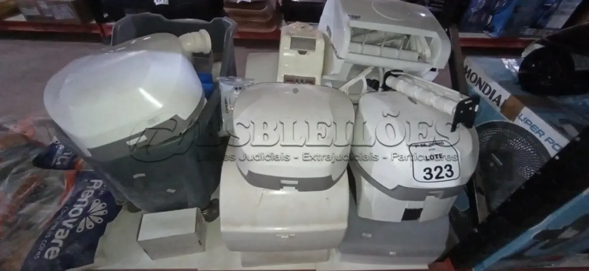 LOTE 323 - 01 LOTE COM VÁRIOS DISPENSES DE PAPEL E 01 CAIXA COM GRANDE QUANTIDADE DE INTERRUPTORES, MATERIAIS ELÉTRICOS E HIDRÁULICOS DIVERSOS. (NO ESTADO) ATENÇÃO! FAZER A VISITAÇÃO ANTES DE ARREMATAR, NÃO SABEMOS SE FUNCIONA, LEILÃO NÃO TEM GARANTIA E NEM DEVOLUÇÃO, SUJEITO A POSSÍVEIS AVARIAS VISÍVEIS/OCULTAS E/OU AUSÊNCIA DE COMPONENTES.
