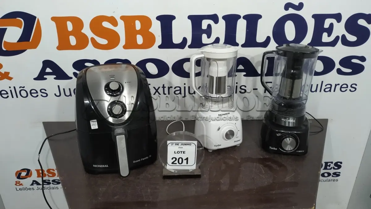 LOTE 201 - 01 AIR FRYER 5L 220V MARCA MONDIAL E 02 LIQUIDIFICADORES 220V MARCA MONDIAL. (NO ESTADO) ATENÇÃO! FAZER A VISITAÇÃO ANTES DE ARREMATAR, NÃO SABEMOS SE FUNCIONA, LEILÃO NÃO TEM GARANTIA E NEM DEVOLUÇÃO, SUJEITO A POSSÍVEIS AVARIAS VISÍVEIS/OCULTAS E/OU AUSÊNCIA DE COMPONENTES.