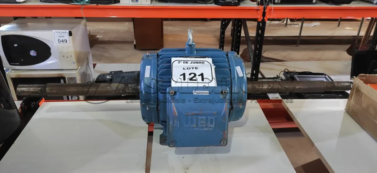 LOTE 121 - 01 MOTOR ELÉTRICO INDUSTRIAL COM EIXO DUPLO 220V 3CV MARCA WEG. (NO ESTADO) ATENÇÃO! FAZER A VISITAÇÃO ANTES DE ARREMATAR, NÃO SABEMOS SE FUNCIONA, LEILÃO NÃO TEM GARANTIA E NEM DEVOLUÇÃO, SUJEITO A POSSÍVEIS AVARIAS VISÍVEIS/OCULTAS E/OU AUSÊNCIA DE COMPONENTES.