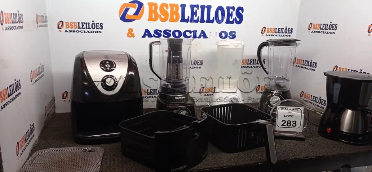 LOTE 283 - 01 AIR FRYER 5L 220V MARCA MONDIAL, 01 CAFETEIRA 220V MARCA MONDIAL E 03 LIQUIDIFICADORES DE MODELOS DIVERSOS MARCA MONDIAL. (NO ESTADO) ATENÇÃO! FAZER A VISITAÇÃO ANTES DE ARREMATAR, NÃO SABEMOS SE FUNCIONA, LEILÃO NÃO TEM GARANTIA E NEM DEVOLUÇÃO, SUJEITO A POSSÍVEIS AVARIAS VISÍVEIS/OCULTAS E/OU AUSÊNCIA DE COMPONENTES.