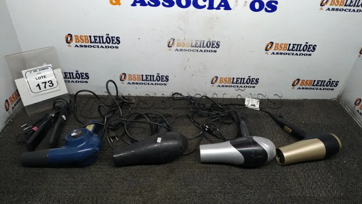 LOTE 173 - 01 PRANCHA DE CABELO E 04 SECADORES DE CABELO DE MARCAS E MODELOS DIVERSOS. (NO ESTADO) ATENÇÃO! FAZER A VISITAÇÃO ANTES DE ARREMATAR, NÃO SABEMOS SE FUNCIONA, LEILÃO NÃO TEM GARANTIA E NEM DEVOLUÇÃO, SUJEITO A POSSÍVEIS AVARIAS VISÍVEIS/OCULTAS E/OU AUSÊNCIA DE COMPONENTES.