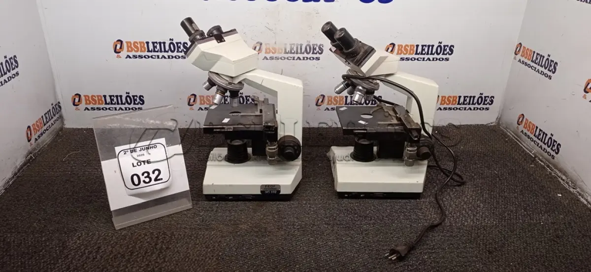 LOTE 032 - 02 MICROSCÓPIOS. (NO ESTADO) ATENÇÃO! FAZER A VISITAÇÃO ANTES DE ARREMATAR, NÃO SABEMOS SE FUNCIONA, LEILÃO NÃO TEM GARANTIA E NEM DEVOLUÇÃO, SUJEITO A POSSÍVEIS AVARIAS VISÍVEIS/OCULTAS E/OU AUSÊNCIA DE COMPONENTES.