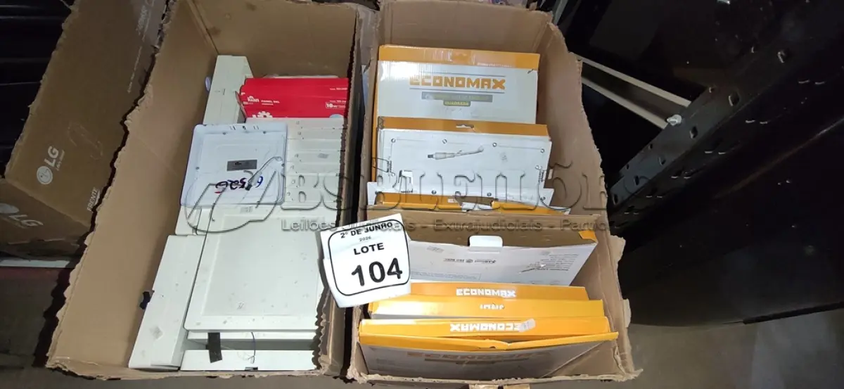 LOTE 104 - 01 LOTE COM GRANDE QUANTIDADE DE LUMINÁRIAS DE EMBUTIR E SOBREPOR DE MARCAS E MODELOS DIVERSOS. (NO ESTADO) ATENÇÃO! FAZER A VISITAÇÃO ANTES DE ARREMATAR, NÃO SABEMOS SE FUNCIONA, LEILÃO NÃO TEM GARANTIA E NEM DEVOLUÇÃO, SUJEITO A POSSÍVEIS AVARIAS VISÍVEIS/OCULTAS E/OU AUSÊNCIA DE COMPONENTES.