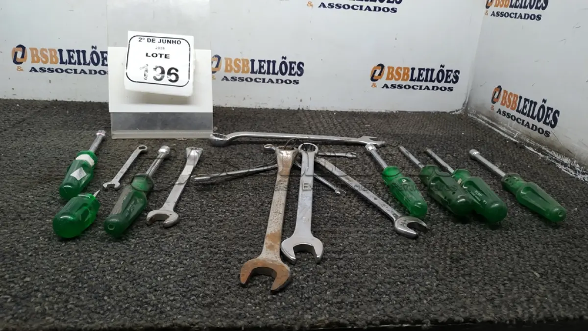 LOTE 196 - 01 LOTE COM VÁRIAS CHAVES TAMANHOS E MEDIDAS DIVERSAS MARCA BELZER. (NO ESTADO) ATENÇÃO! FAZER A VISITAÇÃO ANTES DE ARREMATAR, NÃO SABEMOS SE FUNCIONA, LEILÃO NÃO TEM GARANTIA E NEM DEVOLUÇÃO, SUJEITO A POSSÍVEIS AVARIAS VISÍVEIS/OCULTAS E/OU AUSÊNCIA DE COMPONENTES.