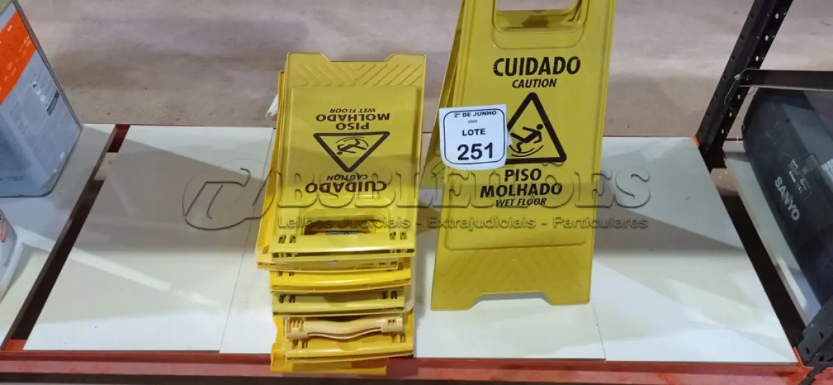 LOTE 251 - 10 PLACAS DE AVISO PARA PISOS MOLHADOS. (NO ESTADO) ATENÇÃO! FAZER A VISITAÇÃO ANTES DE ARREMATAR, NÃO SABEMOS SE FUNCIONA, LEILÃO NÃO TEM GARANTIA E NEM DEVOLUÇÃO, SUJEITO A POSSÍVEIS AVARIAS VISÍVEIS/OCULTAS E/OU AUSÊNCIA DE COMPONENTES.