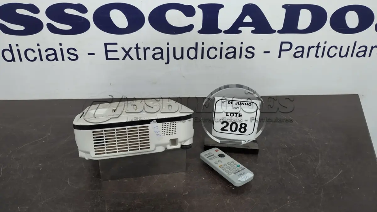 LOTE 208 - 01 PROJETOR COM CONTROLE MARCA EPSON. (NO ESTADO) ATENÇÃO! FAZER A VISITAÇÃO ANTES DE ARREMATAR, NÃO SABEMOS SE FUNCIONA, LEILÃO NÃO TEM GARANTIA E NEM DEVOLUÇÃO, SUJEITO A POSSÍVEIS AVARIAS VISÍVEIS/OCULTAS E/OU AUSÊNCIA DE COMPONENTES.