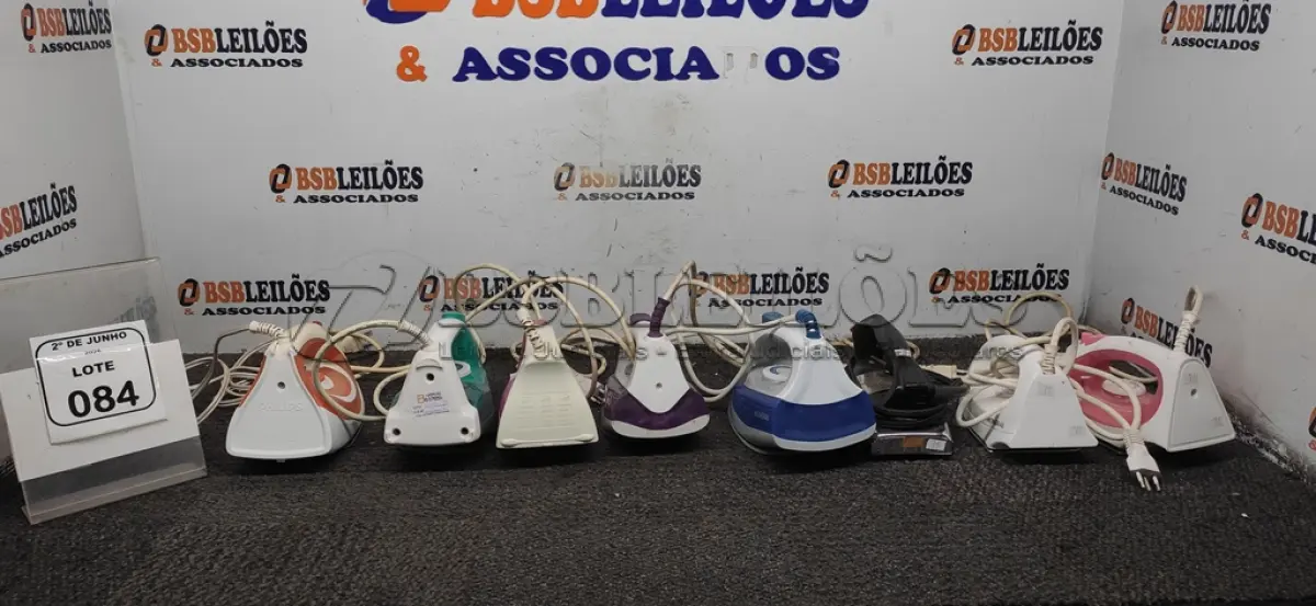 LOTE 084 - 08 FERROS DE PASSAR DE MARCAS E MODELOS DIVERSOS. (NO ESTADO) ATENÇÃO! FAZER A VISITAÇÃO ANTES DE ARREMATAR, NÃO SABEMOS SE FUNCIONA, LEILÃO NÃO TEM GARANTIA E NEM DEVOLUÇÃO, SUJEITO A POSSÍVEIS AVARIAS VISÍVEIS/OCULTAS E/OU AUSÊNCIA DE COMPONENTES.
