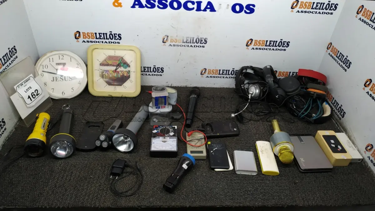 LOTE 162 - 06 CARREGADORES PORTÁTEIS, 06 HEADPHONES, 02 MULTÍMETROS, 01 BALANÇA DE PRECISÃO, 02 RELÓGIOS DE PAREDE, 01 BARBEADOR ELÉTRICO, 01 MEDIDO DE PRESSÃO, 04 LANTERNAS, 01 CAIXA DE SOM E 01 MICROFONE. (NO ESTADO) ATENÇÃO! FAZER A VISITAÇÃO ANTES DE ARREMATAR, NÃO SABEMOS SE FUNCIONA, LEILÃO NÃO TEM GARANTIA E NEM DEVOLUÇÃO, SUJEITO A POSSÍVEIS AVARIAS VISÍVEIS/OCULTAS E/OU AUSÊNCIA DE COMPONENTES.
