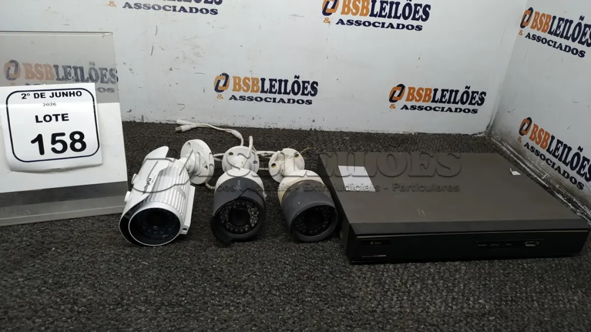 LOTE 158 - 01 APARELHO DVR E 03 CÂMERAS DE SEGURANÇA. (NO ESTADO) ATENÇÃO! FAZER A VISITAÇÃO ANTES DE ARREMATAR, NÃO SABEMOS SE FUNCIONA, LEILÃO NÃO TEM GARANTIA E NEM DEVOLUÇÃO, SUJEITO A POSSÍVEIS AVARIAS VISÍVEIS/OCULTAS E/OU AUSÊNCIA DE COMPONENTES.