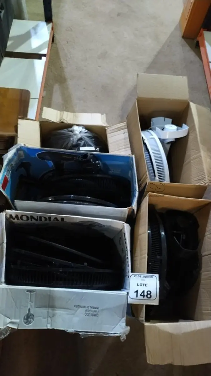 LOTE 148 - 05 VENTILADORES 220V MARCA MONDIAL DESMONTADOS INCOMPLETOS. (NO ESTADO) ATENÇÃO! FAZER A VISITAÇÃO ANTES DE ARREMATAR, NÃO SABEMOS SE FUNCIONA, LEILÃO NÃO TEM GARANTIA E NEM DEVOLUÇÃO, SUJEITO A POSSÍVEIS AVARIAS VISÍVEIS/OCULTAS E/OU AUSÊNCIA DE COMPONENTES.