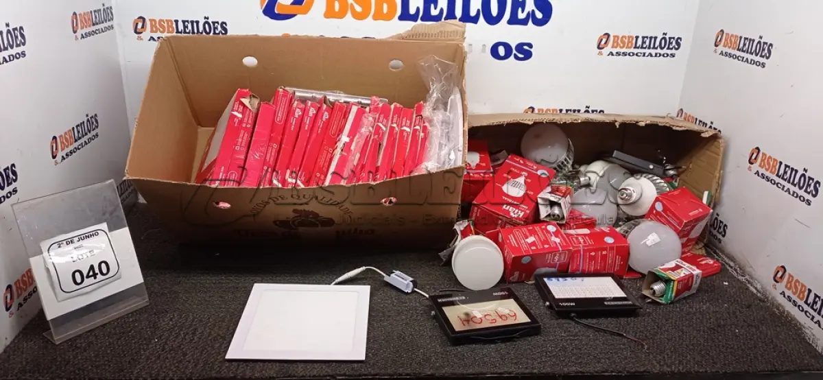 LOTE 040 - 01 LOTE COM GRANDE QUANTIDADE DE LUMINÁRIAS E LÂMPADAS DE MARCAS E MODELOS. (NO ESTADO) ATENÇÃO! FAZER A VISITAÇÃO ANTES DE ARREMATAR, NÃO SABEMOS SE FUNCIONA, LEILÃO NÃO TEM GARANTIA E NEM DEVOLUÇÃO, SUJEITO A POSSÍVEIS AVARIAS VISÍVEIS/OCULTAS E/OU AUSÊNCIA DE COMPONENTES.