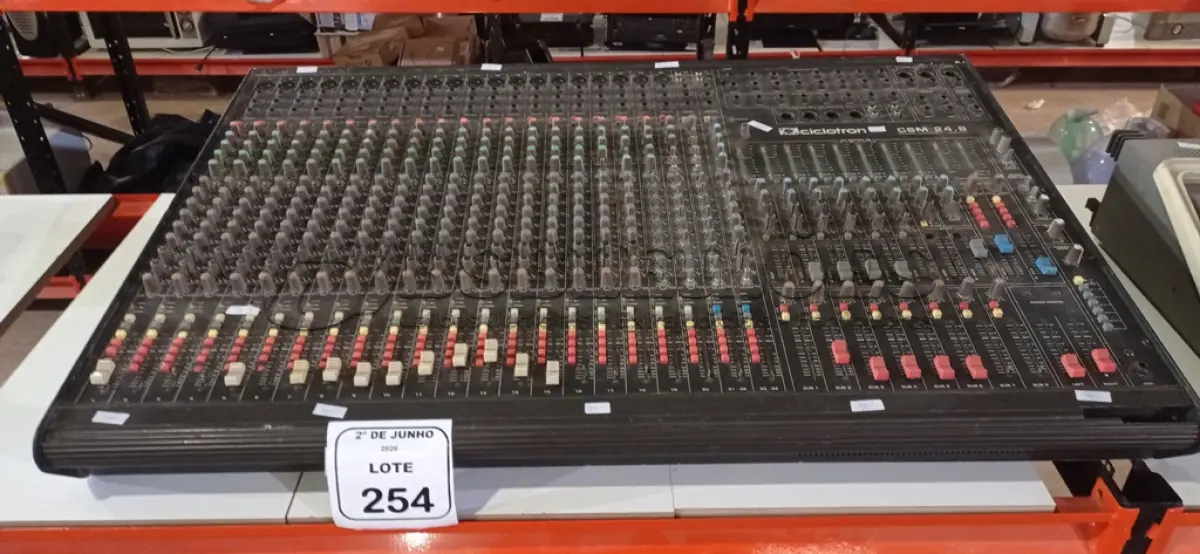 LOTE 254 - 01 MESA DE SOM MODELO CSM 24.8 MARCA CICLOTTRON. (NO ESTADO) ATENÇÃO! FAZER A VISITAÇÃO ANTES DE ARREMATAR, NÃO SABEMOS SE FUNCIONA, LEILÃO NÃO TEM GARANTIA E NEM DEVOLUÇÃO, SUJEITO A POSSÍVEIS AVARIAS VISÍVEIS/OCULTAS E/OU AUSÊNCIA DE COMPONENTES.