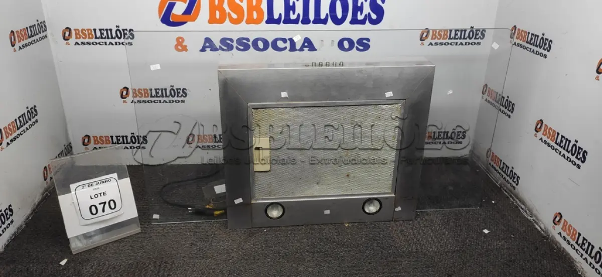 LOTE 070 - 01 COIFA DE PAREDE EM AÇO INOX COM PAEINEL DE VIDRO MARCAR SUGGAR. (NO ESTADO) ATENÇÃO! FAZER A VISITAÇÃO ANTES DE ARREMATAR, NÃO SABEMOS SE FUNCIONA, LEILÃO NÃO TEM GARANTIA E NEM DEVOLUÇÃO, SUJEITO A POSSÍVEIS AVARIAS VISÍVEIS/OCULTAS E/OU AUSÊNCIA DE COMPONENTES.