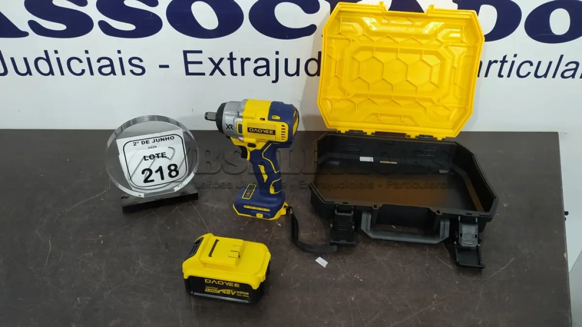 LOTE 218 - 01 CHAVE DE IMPACTO A BATERIA 48V MARCA DAOYEE COM MALETA. (NO ESTADO) ATENÇÃO! FAZER A VISITAÇÃO ANTES DE ARREMATAR, NÃO SABEMOS SE FUNCIONA, LEILÃO NÃO TEM GARANTIA E NEM DEVOLUÇÃO, SUJEITO A POSSÍVEIS AVARIAS VISÍVEIS/OCULTAS E/OU AUSÊNCIA DE COMPONENTES.