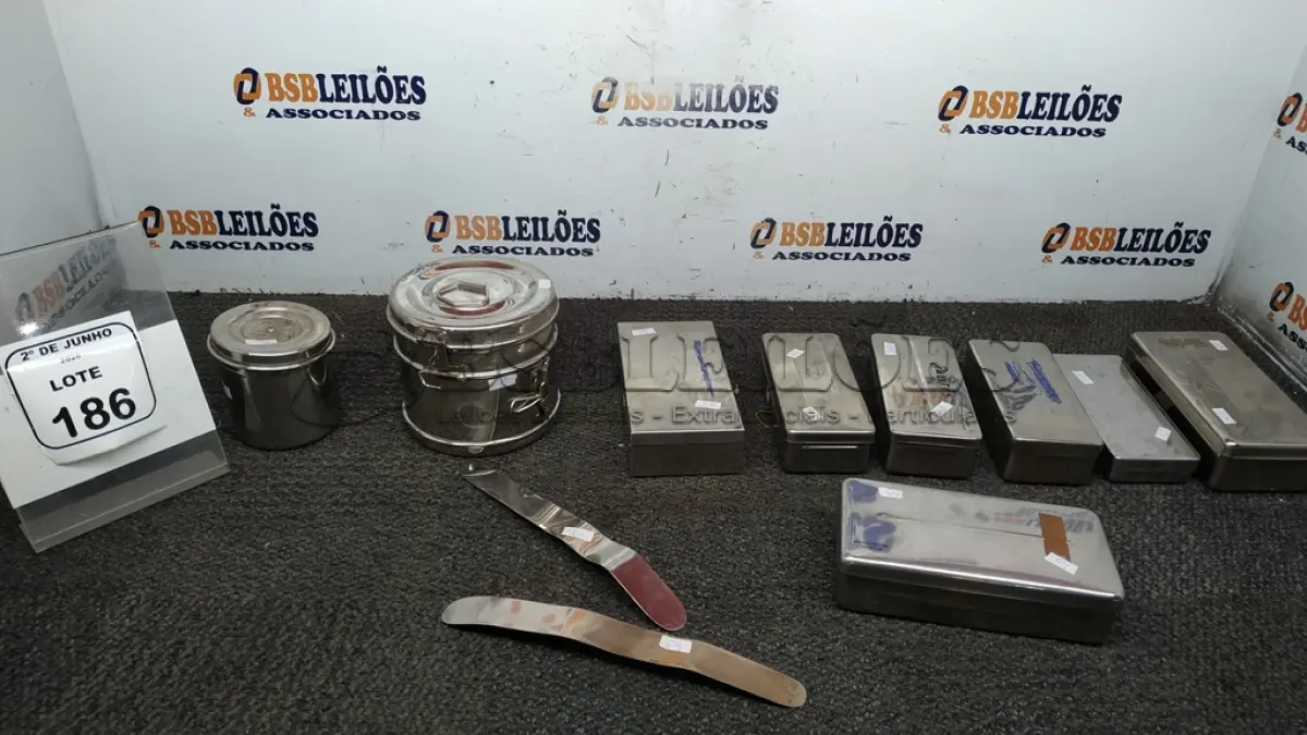 LOTE 186 - 01 LOTE COM VÁRIOS ESTOJOS CIRÚRGICOS DE TAMANHOS E MODELOS DIVERSOS. (NO ESTADO) ATENÇÃO! FAZER A VISITAÇÃO ANTES DE ARREMATAR, NÃO SABEMOS SE FUNCIONA, LEILÃO NÃO TEM GARANTIA E NEM DEVOLUÇÃO, SUJEITO A POSSÍVEIS AVARIAS VISÍVEIS/OCULTAS E/OU AUSÊNCIA DE COMPONENTES.