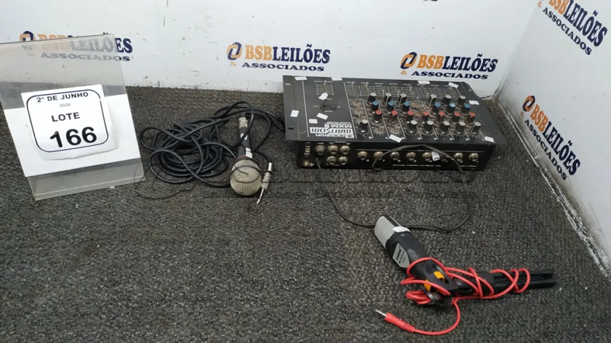 LOTE 166 - 01 MESA DE SOM MODELO MXM 8 MARCA CICLOTRON E 02 MICROFONES. (NO ESTADO) ATENÇÃO! FAZER A VISITAÇÃO ANTES DE ARREMATAR, NÃO SABEMOS SE FUNCIONA, LEILÃO NÃO TEM GARANTIA E NEM DEVOLUÇÃO, SUJEITO A POSSÍVEIS AVARIAS VISÍVEIS/OCULTAS E/OU AUSÊNCIA DE COMPONENTES.