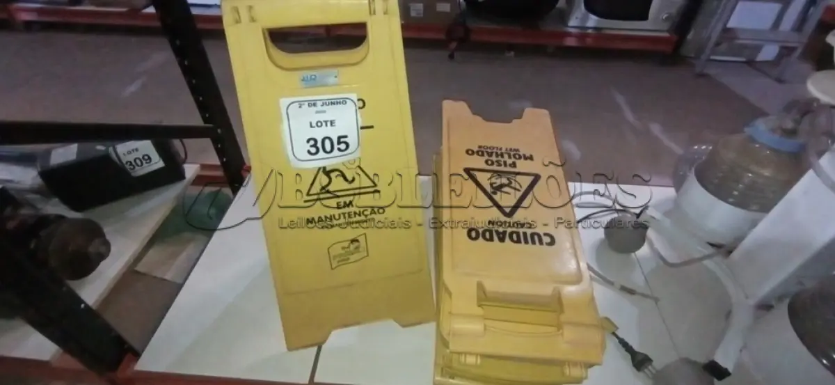 LOTE 305 - 10 PLACAS DE AVISO PARA PISOS MOLHADOS. (NO ESTADO) ATENÇÃO! FAZER A VISITAÇÃO ANTES DE ARREMATAR, NÃO SABEMOS SE FUNCIONA, LEILÃO NÃO TEM GARANTIA E NEM DEVOLUÇÃO, SUJEITO A POSSÍVEIS AVARIAS VISÍVEIS/OCULTAS E/OU AUSÊNCIA DE COMPONENTES.