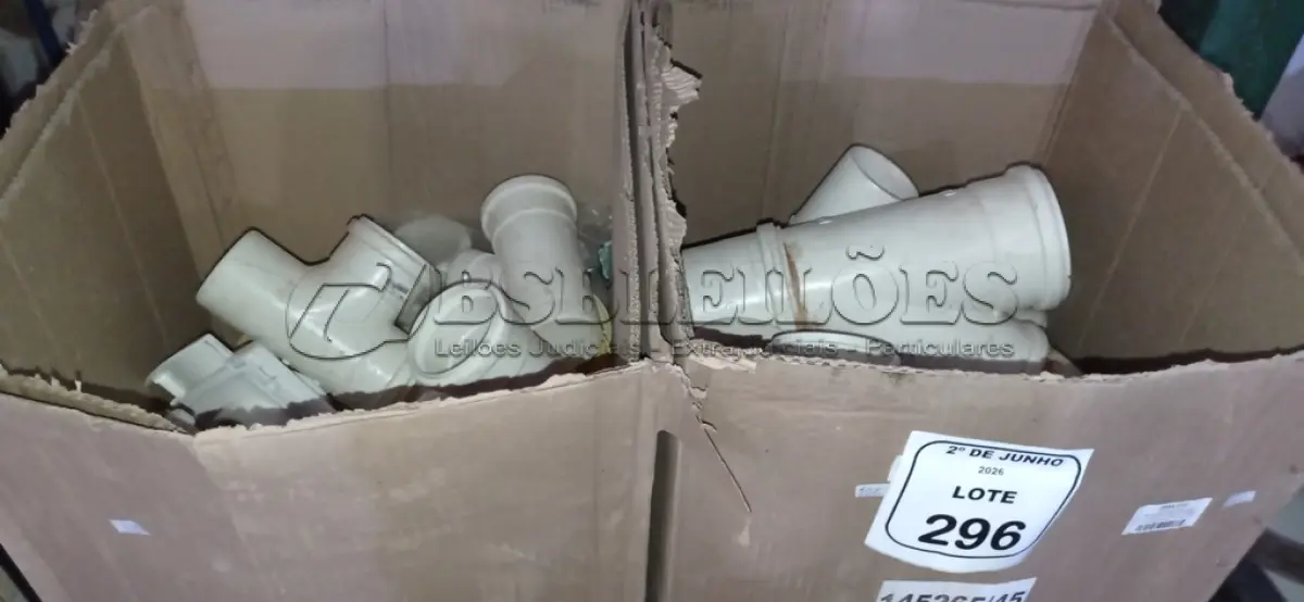 LOTE 296 - 01 LOTE COM GRANDE QUANTIDADE TAMPAS DE CAIXA DE LUZ, TÊ E CONEXÕES HIDRÁULICAS DIVERSAS. (NO ESTADO) ATENÇÃO! FAZER A VISITAÇÃO ANTES DE ARREMATAR, NÃO SABEMOS SE FUNCIONA, LEILÃO NÃO TEM GARANTIA E NEM DEVOLUÇÃO, SUJEITO A POSSÍVEIS AVARIAS VISÍVEIS/OCULTAS E/OU AUSÊNCIA DE COMPONENTES.