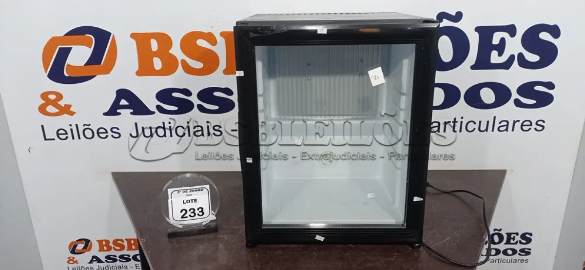 LOTE 233 - 01 FRIGOBAR 220V. (NO ESTADO) ATENÇÃO! FAZER A VISITAÇÃO ANTES DE ARREMATAR, NÃO SABEMOS SE FUNCIONA, LEILÃO NÃO TEM GARANTIA E NEM DEVOLUÇÃO, SUJEITO A POSSÍVEIS AVARIAS VISÍVEIS/OCULTAS E/OU AUSÊNCIA DE COMPONENTES.