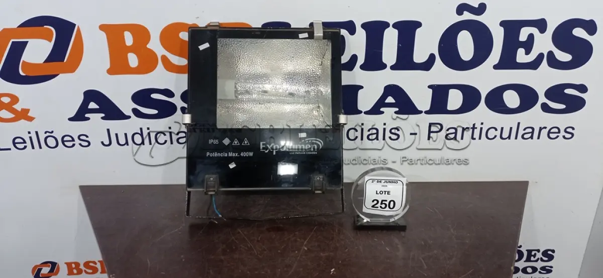 LOTE 250 - 01 REFLETOR 400W MARCA EXPOLUMEN. (NO ESTADO) ATENÇÃO! FAZER A VISITAÇÃO ANTES DE ARREMATAR, NÃO SABEMOS SE FUNCIONA, LEILÃO NÃO TEM GARANTIA E NEM DEVOLUÇÃO, SUJEITO A POSSÍVEIS AVARIAS VISÍVEIS/OCULTAS E/OU AUSÊNCIA DE COMPONENTES.
