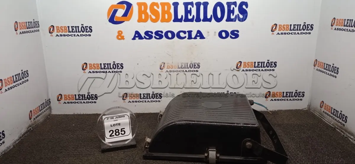 LOTE 285 - 01 REFLETOR 400W MARCA EXPOLUMEN. (NO ESTADO) ATENÇÃO! FAZER A VISITAÇÃO ANTES DE ARREMATAR, NÃO SABEMOS SE FUNCIONA, LEILÃO NÃO TEM GARANTIA E NEM DEVOLUÇÃO, SUJEITO A POSSÍVEIS AVARIAS VISÍVEIS/OCULTAS E/OU AUSÊNCIA DE COMPONENTES.