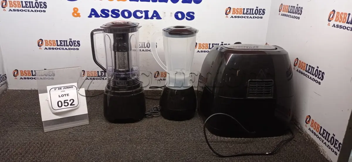 LOTE 052 - 01 AIR FRYER 8L 220V MARCA MONDIAL E 02 LIQUIDIFICADORES 220V MARCA MONDIAL. (NO ESTADO) ATENÇÃO! FAZER A VISITAÇÃO ANTES DE ARREMATAR, NÃO SABEMOS SE FUNCIONA, LEILÃO NÃO TEM GARANTIA E NEM DEVOLUÇÃO, SUJEITO A POSSÍVEIS AVARIAS VISÍVEIS/OCULTAS E/OU AUSÊNCIA DE COMPONENTES.