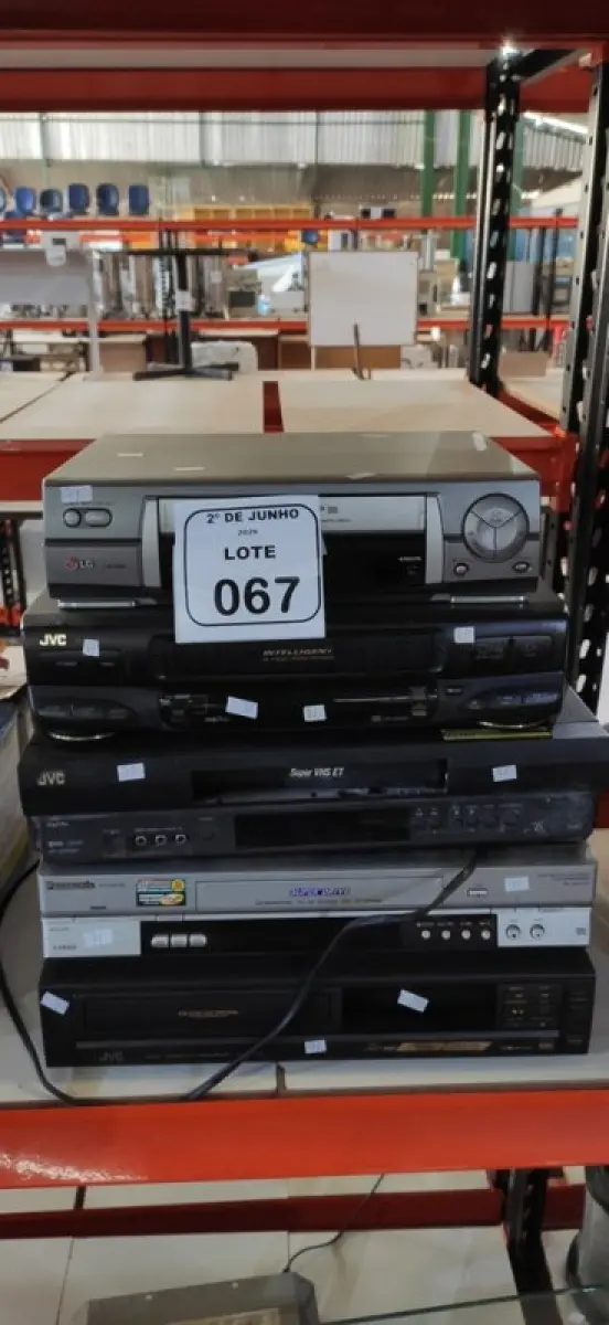 LOTE 067 - 05 APARELHOS DE VÍDEO CASSETE DE MARCAS E MODELOS DIVERSOS. (NO ESTADO) ATENÇÃO! FAZER A VISITAÇÃO ANTES DE ARREMATAR, NÃO SABEMOS SE FUNCIONA, LEILÃO NÃO TEM GARANTIA E NEM DEVOLUÇÃO, SUJEITO A POSSÍVEIS AVARIAS VISÍVEIS/OCULTAS E/OU AUSÊNCIA DE COMPONENTES.