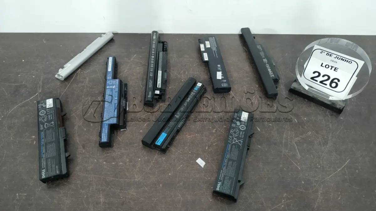 LOTE 226 - 08 BATERIAS DE NOTEBOOK DE MARCAS E MODELOS DIVERSOS. (NO ESTADO) ATENÇÃO! FAZER A VISITAÇÃO ANTES DE ARREMATAR, NÃO SABEMOS SE FUNCIONA, LEILÃO NÃO TEM GARANTIA E NEM DEVOLUÇÃO, SUJEITO A POSSÍVEIS AVARIAS VISÍVEIS/OCULTAS E/OU AUSÊNCIA DE COMPONENTES.