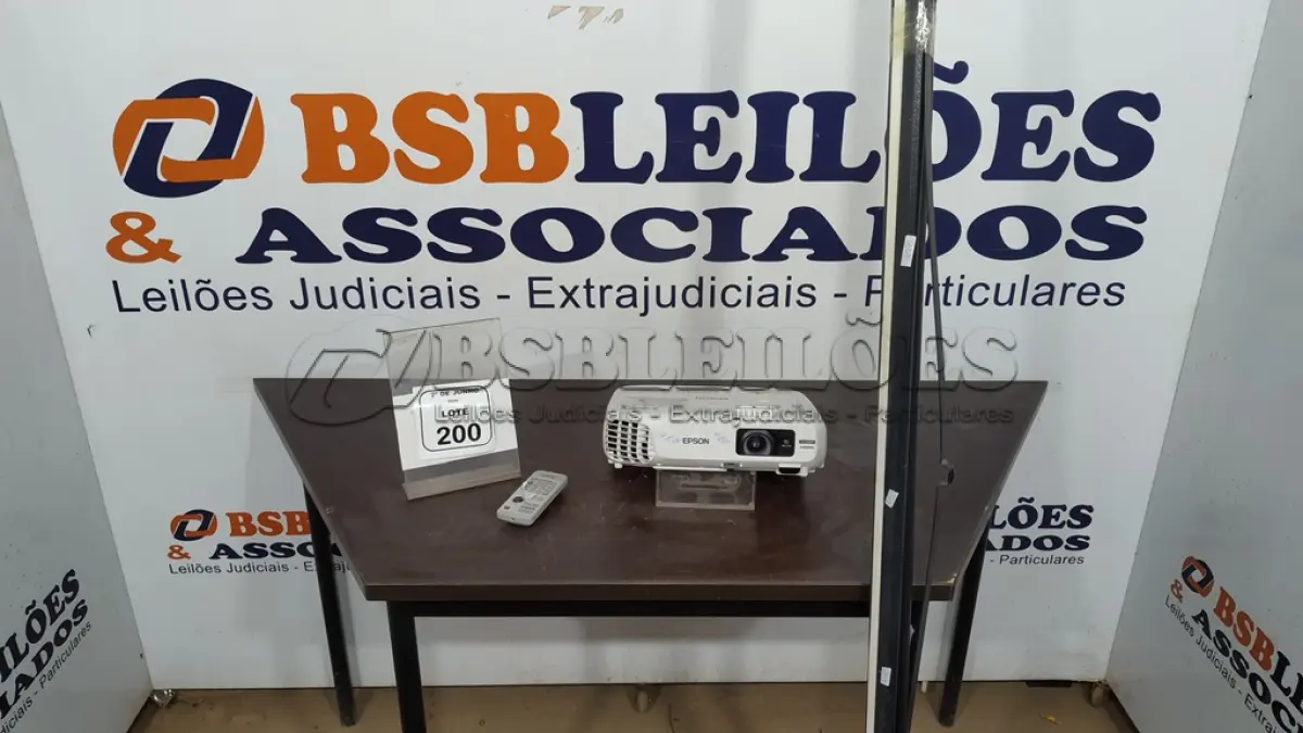 LOTE 200 - 01 PROJETOR COM CONTROLE MARCA EPSON E 01 TELA DE PROJEÇÃO. (NO ESTADO) ATENÇÃO! FAZER A VISITAÇÃO ANTES DE ARREMATAR, NÃO SABEMOS SE FUNCIONA, LEILÃO NÃO TEM GARANTIA E NEM DEVOLUÇÃO, SUJEITO A POSSÍVEIS AVARIAS VISÍVEIS/OCULTAS E/OU AUSÊNCIA DE COMPONENTES.